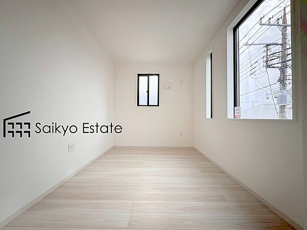 【洋室】2面採光で明るく風通しも良好です！天気の良い日は是非窓を開けて空気の入れ替えをしてみるのはいかがでしょうか♪
