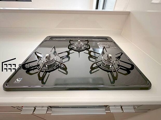 【3口ガスコンロシステム】「3口ガスコンロシステム」はたくさんの料理が同時に作れて便利な上、凹凸が少ないフラットトップなのでお掃除も楽々です。
