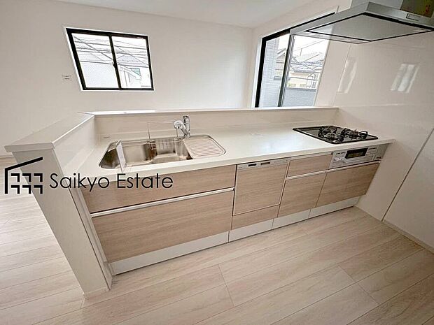 【キッチン】リビングにいる家族とコミュニケーションをとりながら作業が出来る人気のカウンターキッチン。お子様がリビングにいても目が届くので安心です。
