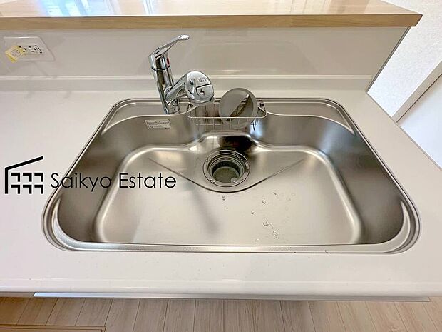 【浄水器】「浄水器」をスリムに内蔵したハンドシャワー式の水栓金具です。シンクもスッキリ！
