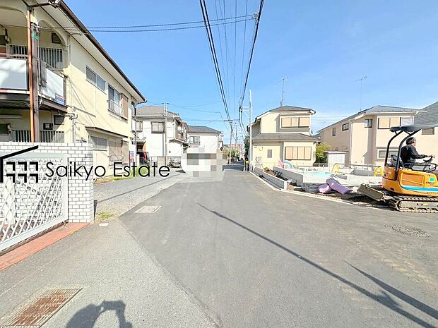 【前面道路を含む現地写真】交通量の少ない前面道路ですので、小さなお子様がいらっしゃるご家庭でも安心してお住まいになれます。
