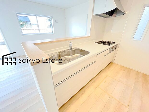 【キッチン（施工例）】リビングにいる家族とコミュニケーションをとりながら作業が出来る人気のカウンターキッチン。お子様がリビングにいても目が届くので安心です。
