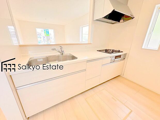 【キッチン（施工例）】リビングにいる家族とコミュニケーションをとりながら作業が出来る人気のカウンターキッチン。お子様がリビングにいても目が届くので安心です。

