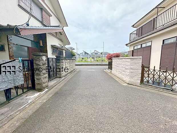 【前面道路】周辺は公園や緑地が点在する緑豊かな住環境です。この機会に是非、周辺環境も併せて現地をご覧ください。