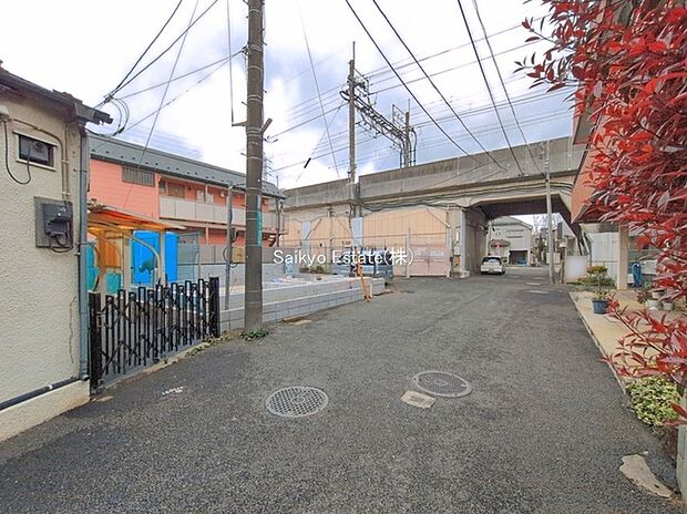 【前面道路】小学校まで徒歩約6分、中学校まで徒歩約17分でお子様が無理なく通える距離です。保育園や幼稚園も近くに多数あり、子育てファミリーには嬉しい環境です！スーパーまで徒歩約5分で急なお買い物も安心です！