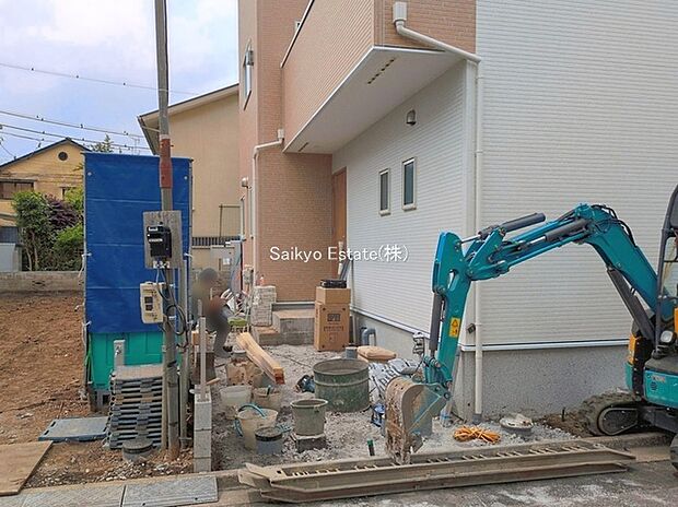【駐車場】カースペースはコンクリート仕上げの為、雨の日でも足元が気になりません！自転車やバイクを置くスペースもございます！