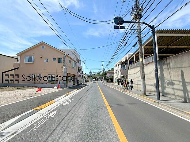 【前面道路】周辺は公園が点在する緑豊かな住環境です。この機会に是非、周辺環境も併せて現地をご覧ください。