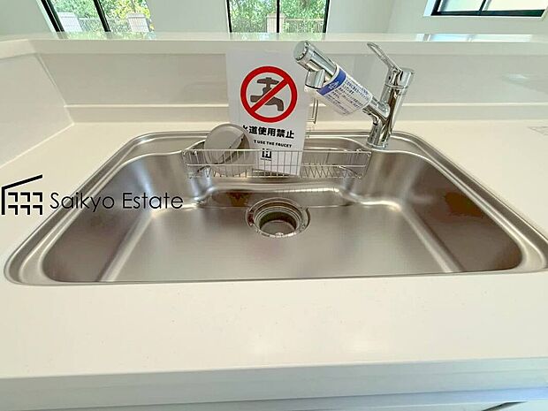 【浄水器】「浄水器」をスリムに内蔵したハンドシャワー式の水栓金具です。シンクもスッキリ!