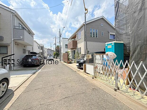 【前面道路】交通量の少ない前面道路ですので、小さなお子様がおられるご家庭でも安心してお住まいいただけます。
