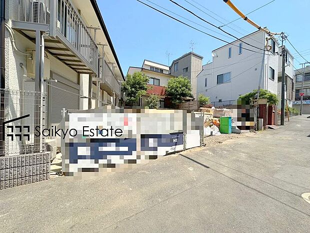 【現地写真】ドラッグストアまで徒歩約3分、コンビニまで徒歩約4分など、周辺は商業施設が充実した暮らし便利な立地です!急なお買い物も安心です♪