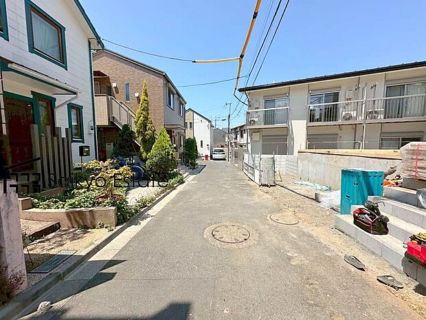 【前面道路】交通量の少ない前面道路ですので、小さなお子様がおられるご家庭でも安心してお住まいいただけます。