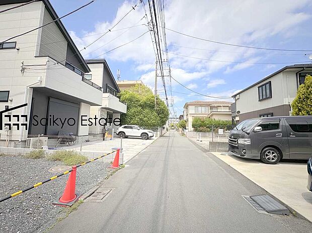 【前面道路】交通量の少ない前面道路ですので、小さなお子様がおられるご家庭でも安心してお住まいいただけます。