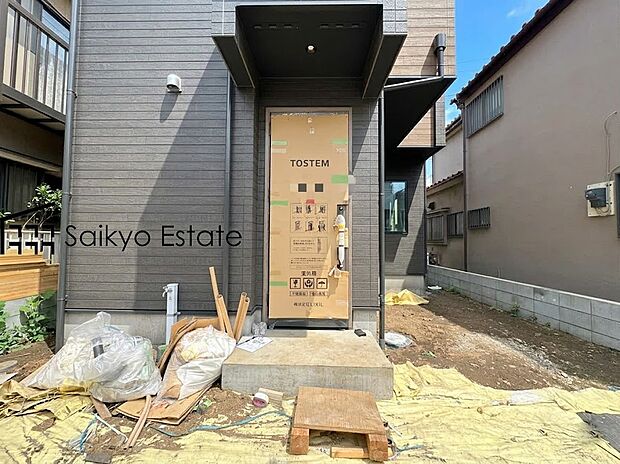 【玄関】家の顔となる玄関は、格調高いデザイン性が求められます。高級感と断熱性、防犯性に優れた玄関ドアを標準装備。