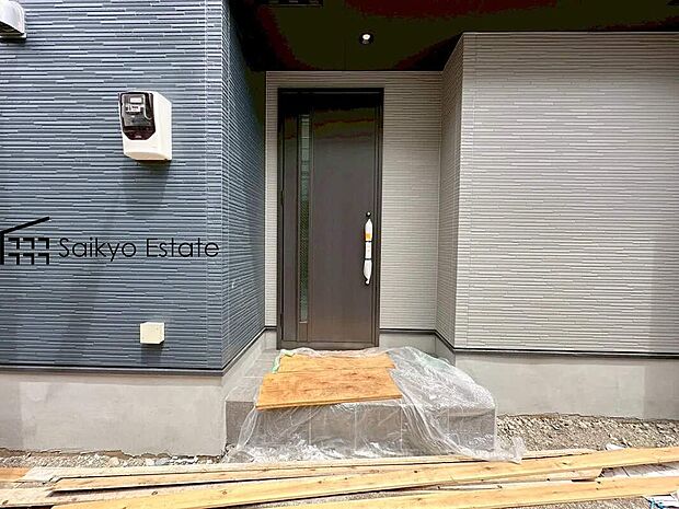 【玄関】家の顔となる玄関は、格調高いデザイン性が求められます。高級感と断熱性、防犯性に優れた玄関ドアを標準装備。
