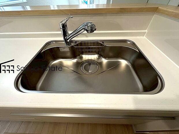 【浄水器】「浄水器」をスリムに内蔵したハンドシャワー式の水栓金具です。シンクもスッキリ!