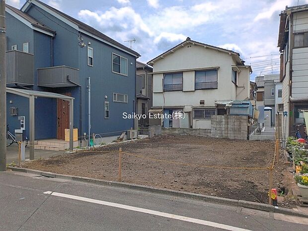 【現地写真】南庭もございますので、家庭菜園やガーデニング、夏はお子様の水遊びやBBQなど楽しみが広がります♪システムキッチンには家事の負担を軽減してくれる食洗機付き！