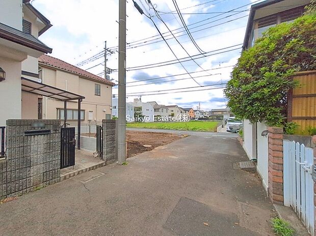 【前面道路】前面道路、幅員がございますので、駐車もスムーズに行えます！駐車が少し苦手なママさんでも安心ですね♪
