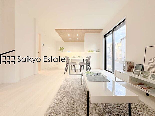 【リビング【施工例】】開放感と採光にこだわった17帖の広々としたLDKです。陽光いっぱいの空間で家族団らんの時間も増えそうですね!