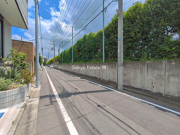【前面道路を含む現地写真】周囲にはスーパーをはじめとした買い物施設も揃っています。住みやすさと利便性を兼ね備えた環境です。

