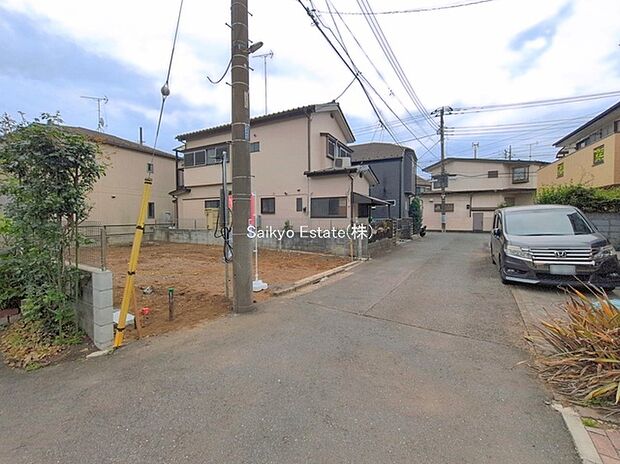 【前面道路を含む現地写真】交通量の少ない前面道路ですので、小さなお子様がいらっしゃるご家庭でも安心してお住まいになれます。