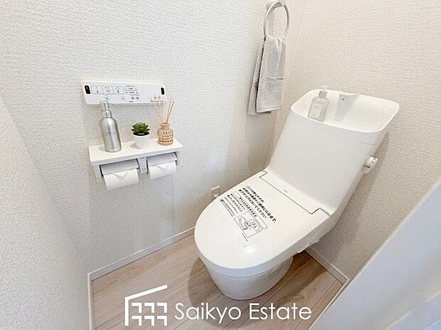 【ウォシュレット付トイレ】「温水清浄便座付きトイレ」は日々の生活を快適にしてくれます。毎日使う場所だからこそ、こだわりたいポイントですね。
