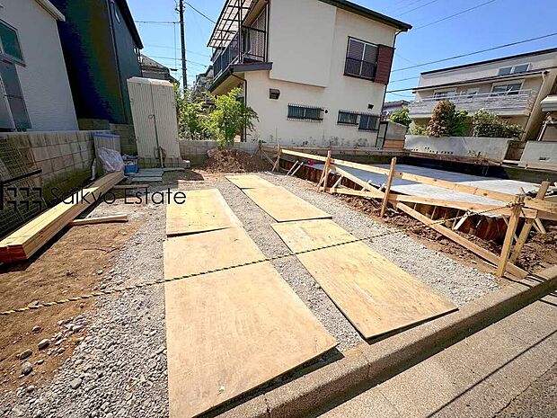 【駐車場】駐車2台可能です！来客時などに便利な他、セカンドカーをお持ちの方、購入をご検討の方は必見です！高さを気にせずハイルーフ車も駐められます！

