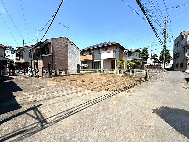【前面道路を含む現地写真】交通量の少ない前面道路ですので、小さなお子様がおられるご家庭でも安心してお住まいいただけます。