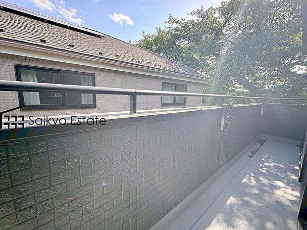 【バルコニー】2部屋から出入りが出来る続きバルコニーは家事動線が良く、沢山の洗濯物やお布団がいっぺんに干せます!南向きで陽当たりも良好です♪
