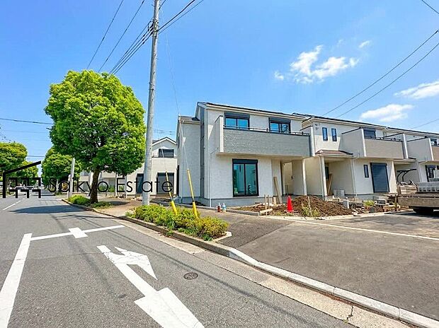 【前面道路を含む現地写真】小学校まで徒歩約11分、中学校まで徒歩約19分でお子様が無理なく通える距離です。保育園や幼稚園も近くに多数あり、子育てファミリーには嬉しい環境です！