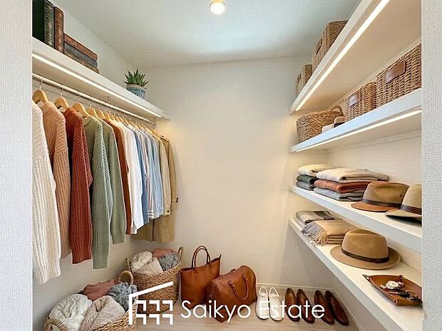 【収納【施工例】】ひと目で収納物を確認できるウォークインクロゼットは、ゆとりの広さを備えた大型収納。数多くの衣類に加え、足元には引出しや衣装箱、シューズボックスなども収納することができます。
