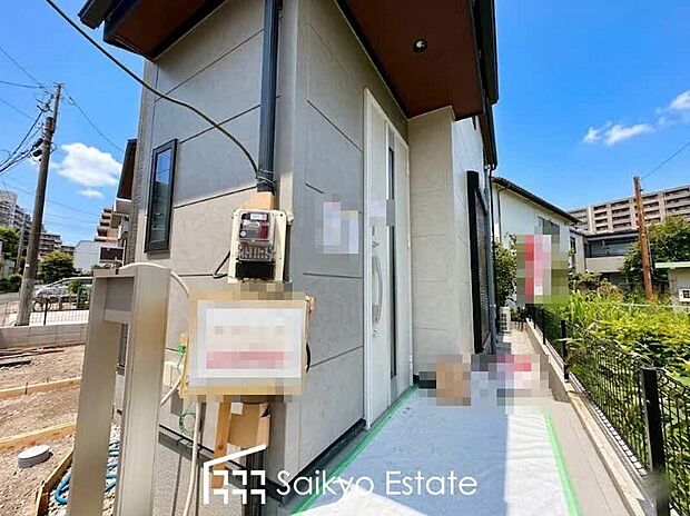 【玄関】家の顔となる玄関は、格調高いデザイン性が求められます。高級感と断熱性、防犯性に優れた玄関ドアを標準装備。