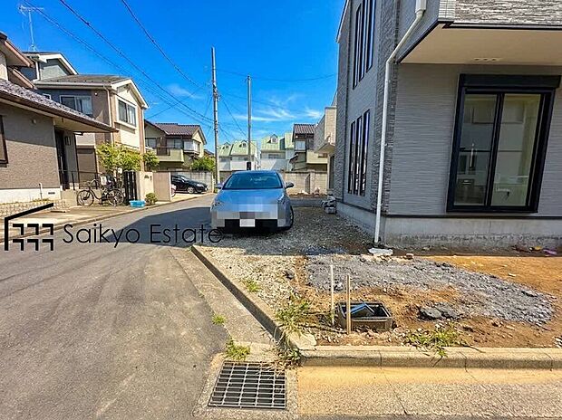 【駐車場】カースペースはコンクリート仕上げの為、雨の日でも足元が気になりません！自転車やバイクを置くスペースもございます！
