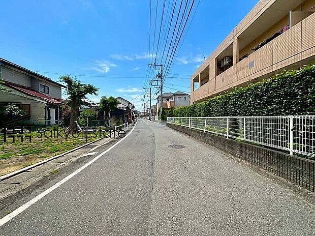 【前面道路】前面道路、幅員がございますので、駐車もスムーズに行えます！駐車が少し苦手なママさんでも安心ですね♪
