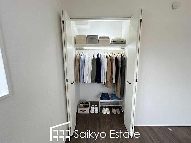【収納】各居室に収納を設けておりますので、衣類の他にもカバンや小物など何でも収納して、居室の全空間を有効活用できます♪※衣類や小物類はCG加工しています。
