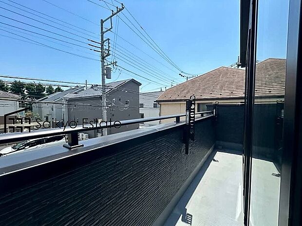 【バルコニー】2部屋から出入りが出来る続きバルコニーは家事動線が良く、沢山の洗濯物やお布団がいっぺんに干せます!陽当りの良さも魅力です!