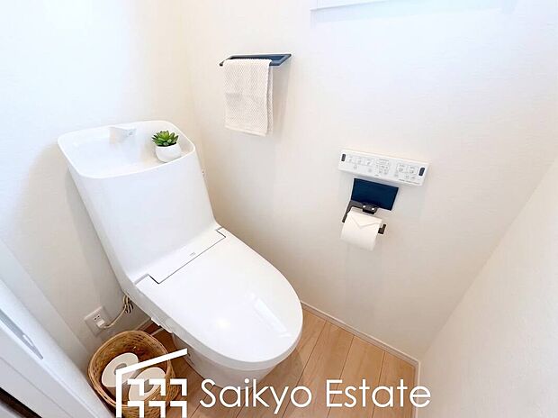 【ウォシュレット付トイレ】「温水清浄便座付きトイレ」は日々の生活を快適にしてくれます。毎日使う場所だからこそ、こだわりたいポイントですね。※備品・小物類はCG加工しています。

