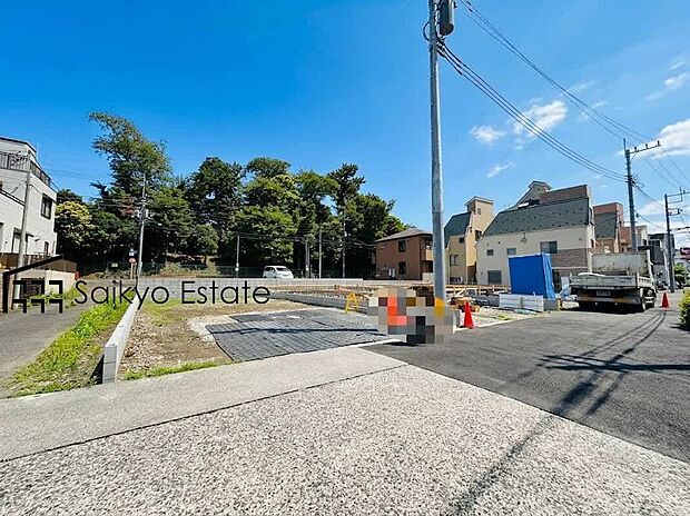【現地写真】南側20ｍ道路に面した陽当たり良く開放感のある立地です！敷地面積ゆとりの33坪超！駐車2台可能です！減税や控除などの優遇がある長期優良住宅！省エネ性能を第三者評価機関が評価する「BELS」認定物件！