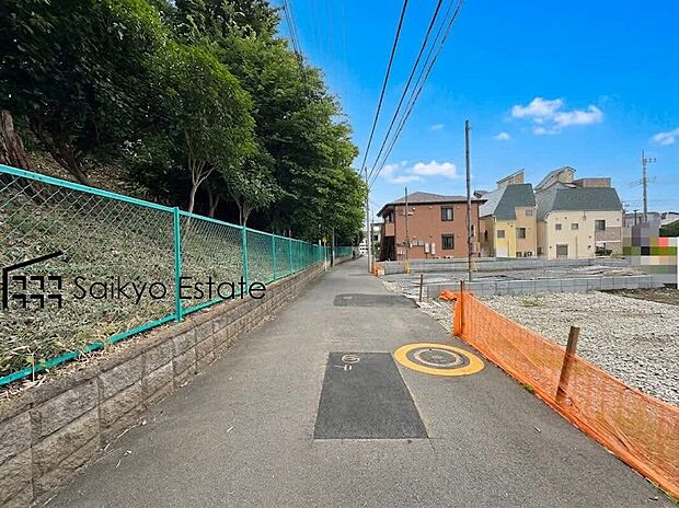 【前面道路】コンビニまで徒歩約4分、スーパーまで徒歩約7分など、周辺は商業施設が充実した暮らし便利な立地です！急なお買い物も安心です♪