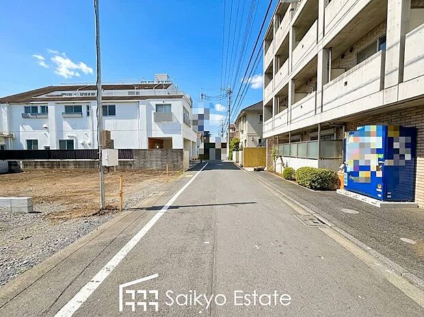 【前面道路】コンビニまで徒歩約3分、スーパーまで徒歩約4分など、周辺は商業施設が充実した暮らし便利な立地です！急なお買い物も安心です♪

