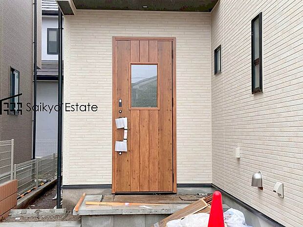 【玄関】家の顔となる玄関は、格調高いデザイン性が求められます。高級感と断熱性、防犯性に優れた玄関ドアを標準装備。