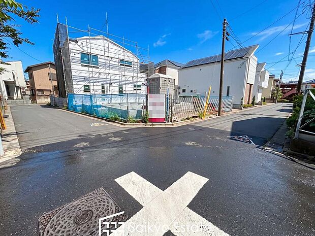 【前面道路を含む現地写真】お車の出し入れがスムーズに出来る前面道路になります。ストレスを感じる事なく出来ますので駐車苦手な方もご安心いただけます。
