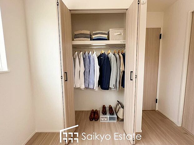 【収納】各居室に収納を設けておりますので、衣類の他にもカバンや小物など何でも収納して、居室の全空間を有効活用できます♪※衣類や小物類はCG加工しています。