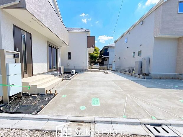 【駐車場】カースペースはコンクリート仕上げの為、雨の日でも足元が気になりません!自転車やバイクを置くスペースもございます!