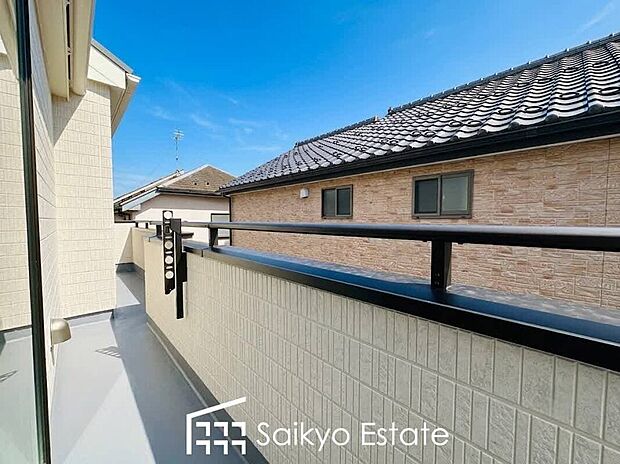 【バルコニー】2部屋から出入りが出来る続きバルコニーは家事動線が良く、沢山の洗濯物やお布団がいっぺんに干せます!南向きで陽当たりも良好です♪