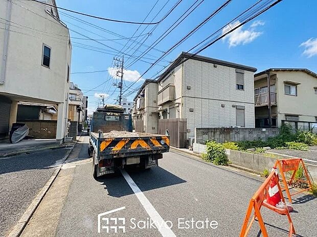 【前面道路】交通量の少ない前面道路ですので、小さなお子様がおられるご家庭でも安心してお住まいいただけます。