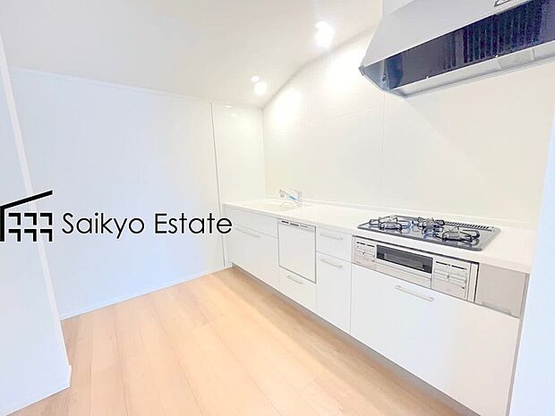 【キッチン【施工例】】ダイニングとの一体空間でDKを広く活用できる壁付けキッチンは、配膳や片付けも手早く行えます。