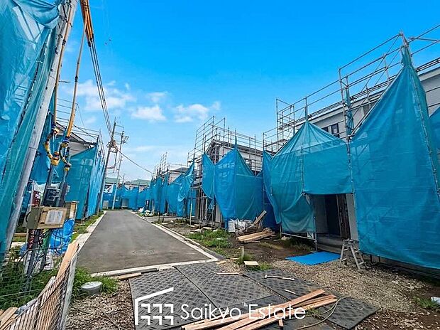 【現地外観】ZEH水準の省エネ住宅!18帖以上の広々LDKに収納付きの洋室が4部屋!パントリー付きやSIC付きなど、各棟こだわりの間取りとなっております!