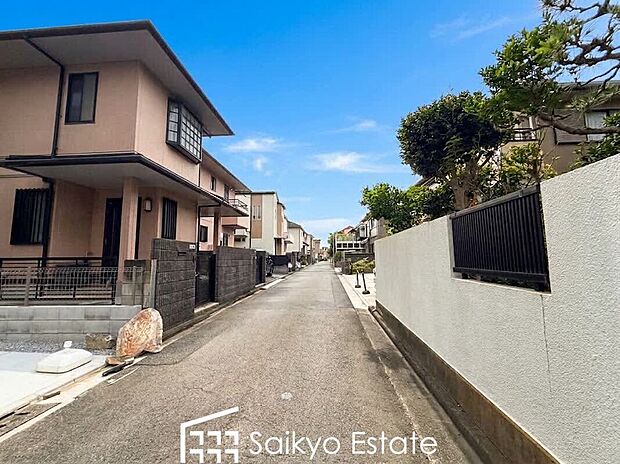 【前面道路】小学校まで徒歩約9分、中学校まで徒歩約11分でお子様が無理なく通える距離です。保育園や幼稚園も近くに多数あり、子育てファミリーには嬉しい環境です!コンビニまで徒歩約3分で急なお買い物も安心です!
