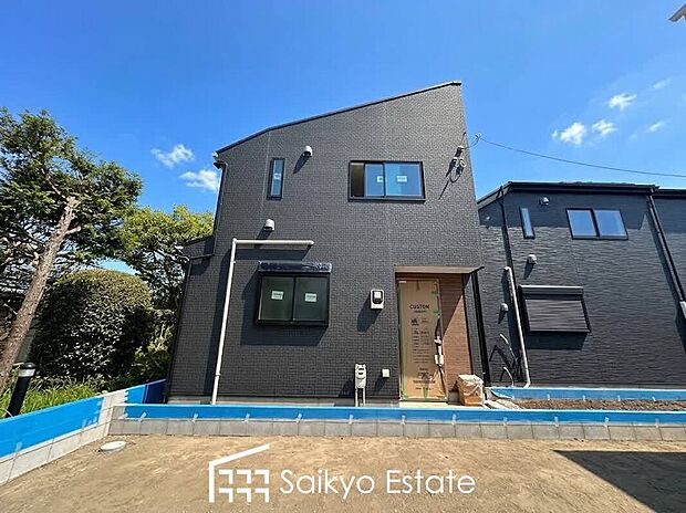 【現地外観】小学校まで徒歩約8分、中学校まで徒歩約12分でお子様が無理なく通える距離です。保育園や幼稚園も近くに多数あり、子育てファミリーには嬉しい環境です!