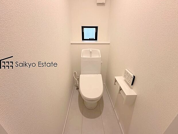 【ウォシュレット付トイレ】「温水清浄便座付きトイレ」は日々の生活を快適にしてくれます。毎日使う場所だからこそ、こだわりたいポイントですね。
